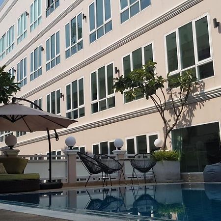 Sun Sky Resort Jomtien Beach Exterior photo