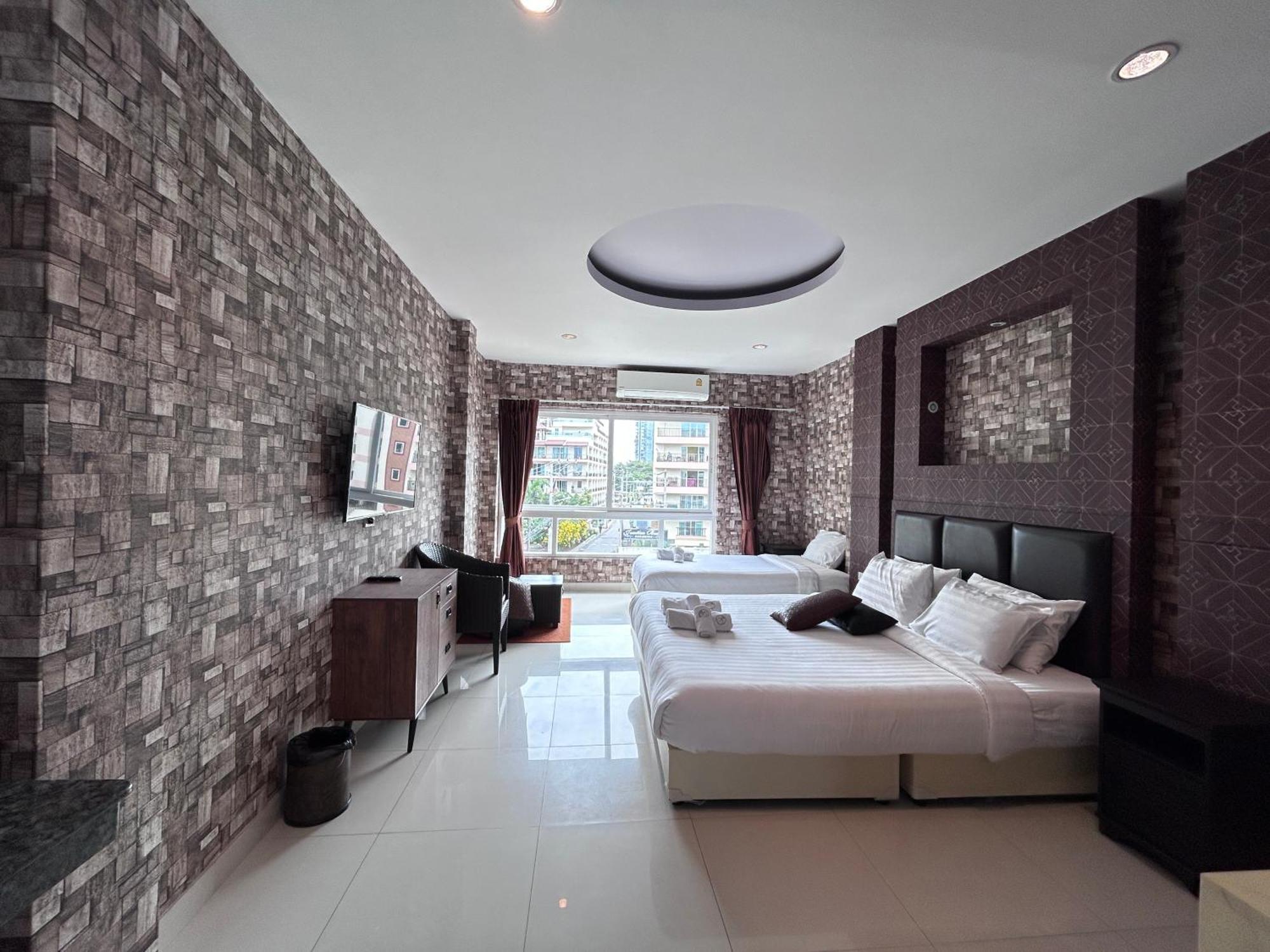 Sun Sky Resort Jomtien Beach Exterior photo