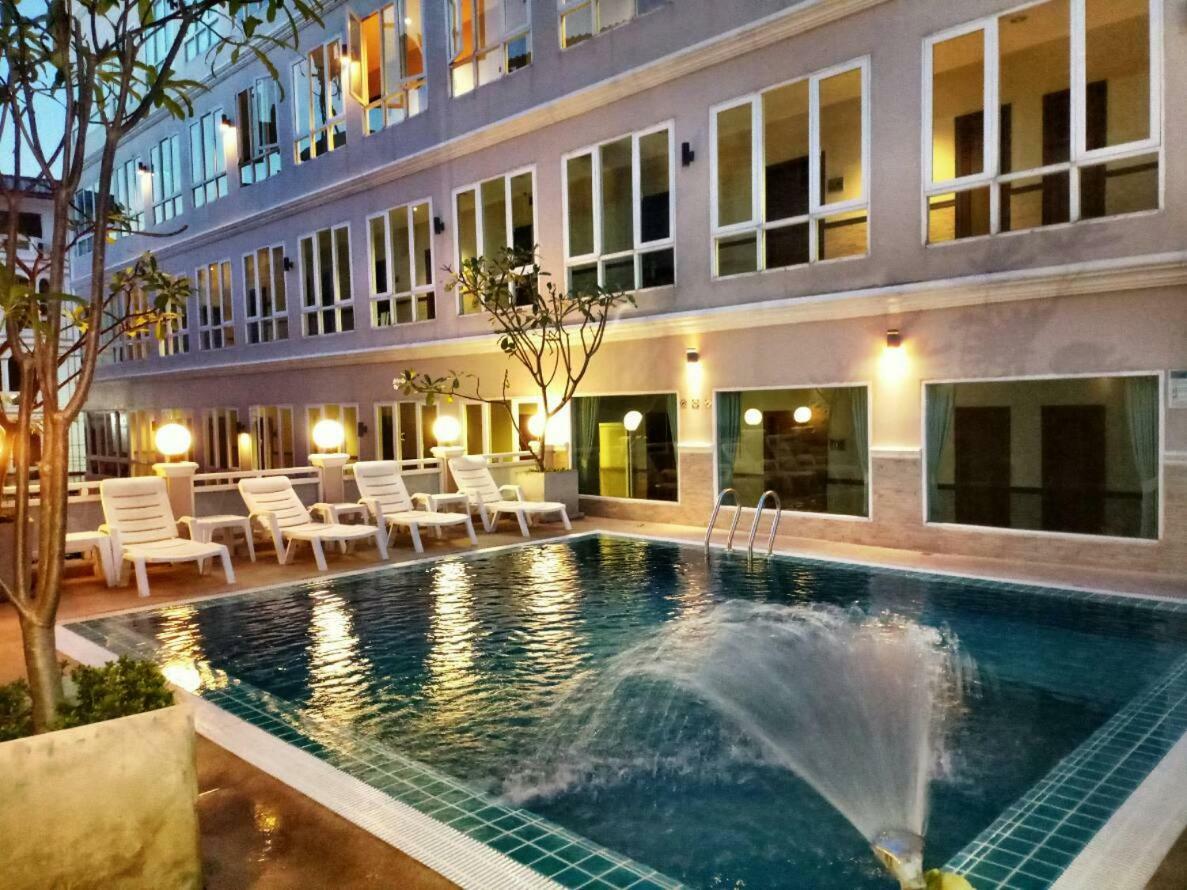 Sun Sky Resort Jomtien Beach Exterior photo