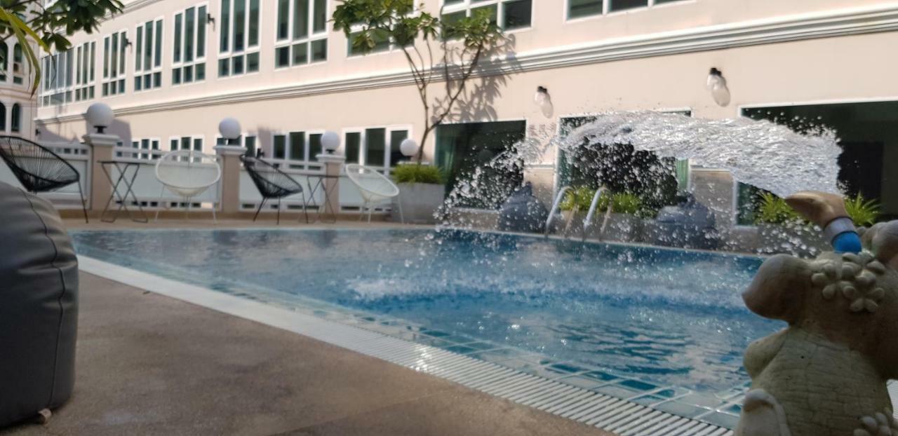 Sun Sky Resort Jomtien Beach Exterior photo
