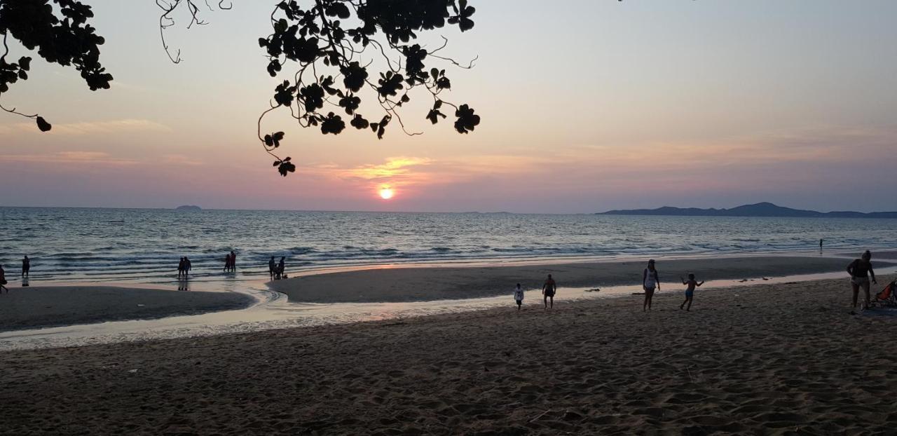 Sun Sky Resort Jomtien Beach Exterior photo